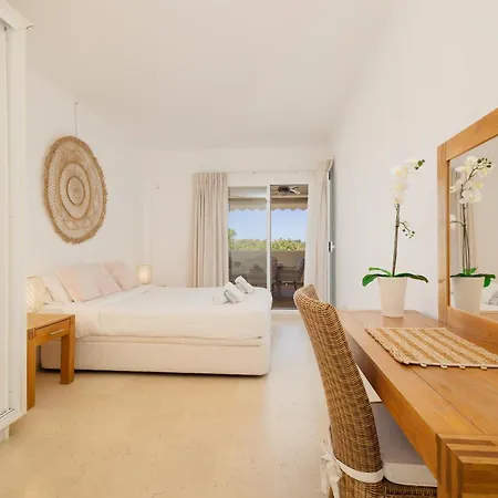 With Private Terrace, Just 10 Minutes By Car From Elviria Beach, 마르베야