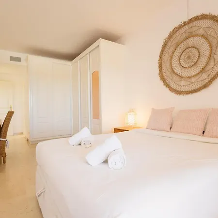 With Private Terrace, Just 10 Minutes By Car From Elviria Beach, 아파트