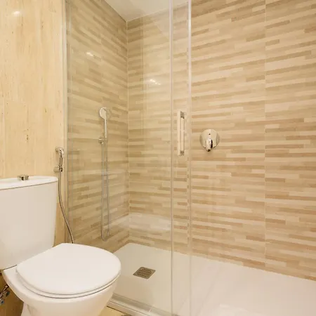 With Private Terrace, Just 10 Minutes By Car From Elviria Beach, 마르베야