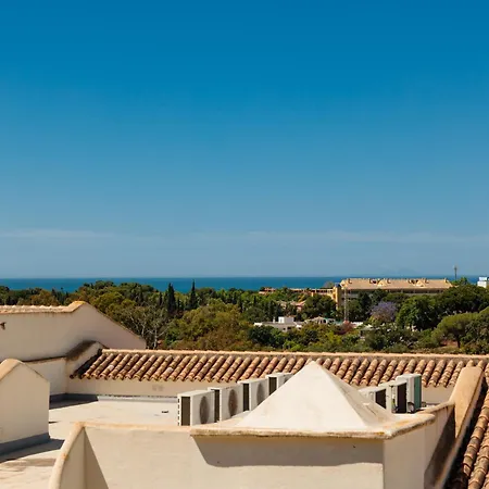 With Private Terrace, Just 10 Minutes By Car From Elviria Beach, 마르베야