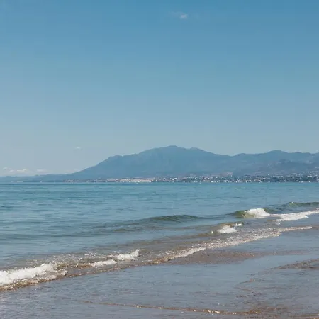 With Private Terrace, Just 10 Minutes By Car From Elviria Beach, 마르베야