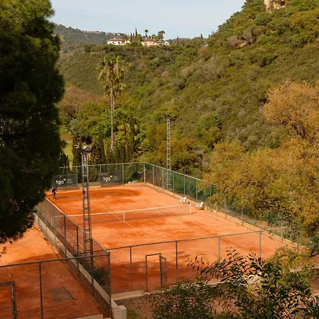 With Private Terrace, Just 10 Minutes By Car From Elviria Beach, 마르베야